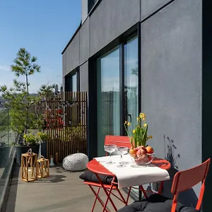 3 Minutes Old Town Apartment